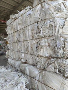 大量出售白牛皮纸边角料压块