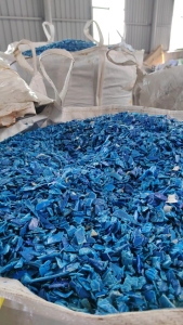 出售蓝桶破碎料，大蓝桶破碎料，中蓝桶破碎料和小蓝桶破碎料都有