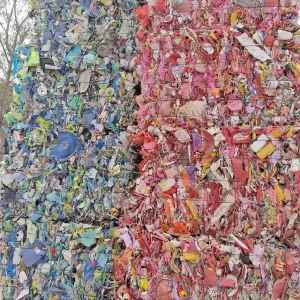 PP分色丙压块长期大量出售，月供100吨。