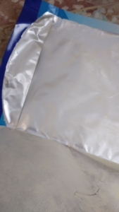 出售带铝箔的药袋，撕开里面是光面，每月至少三十吨，含铝量百分之二十五