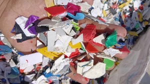 无黑块花桶破碎料，涂料桶破碎料，长期出售