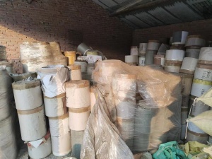 PVC墙纸卷材，没拆封，都是截下来的，厚度16丝，白色杂色现货十几吨