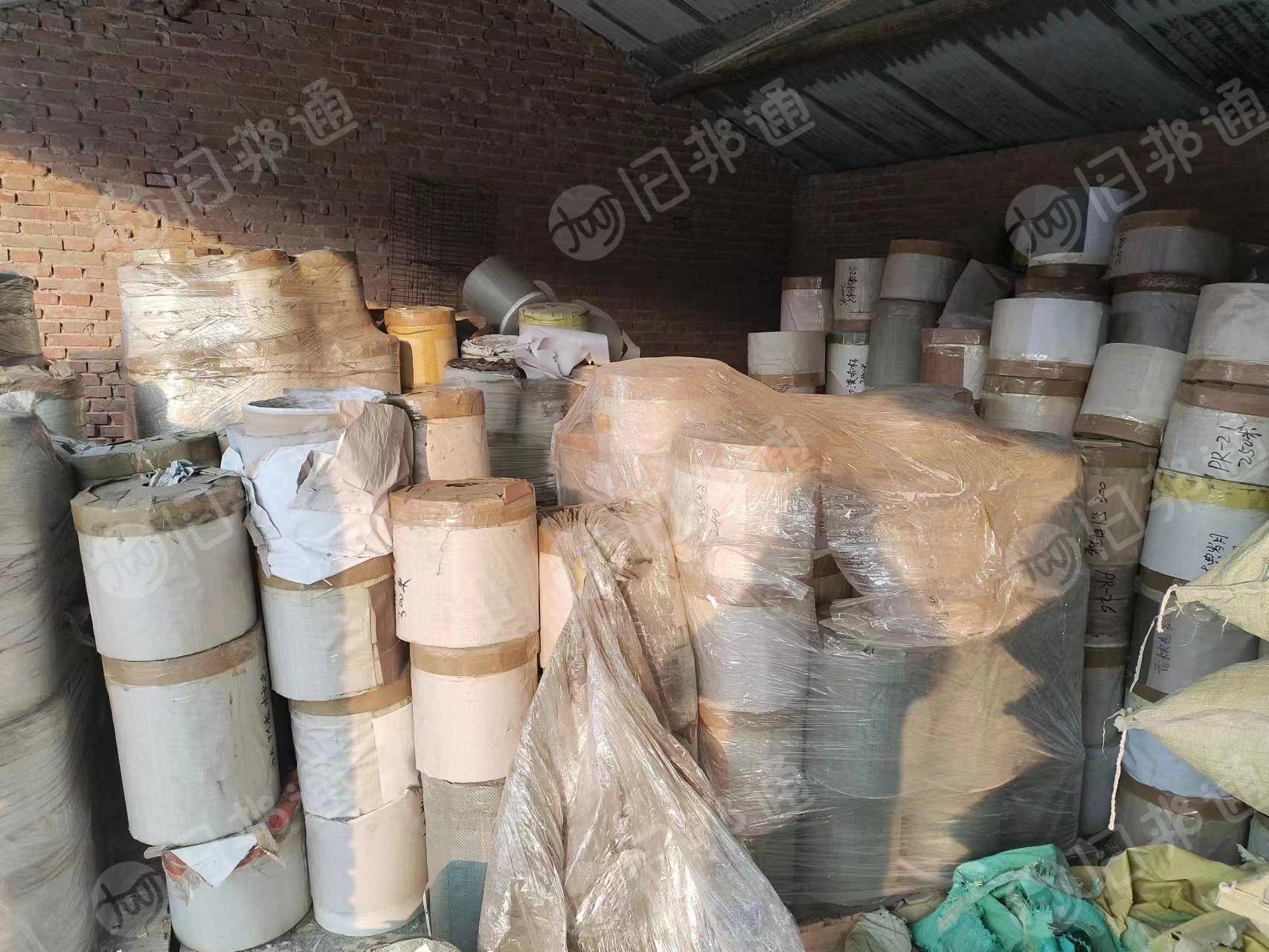 PVC墙纸卷材,没拆封,都是截下来的,厚度16丝,白色杂色现货十几吨