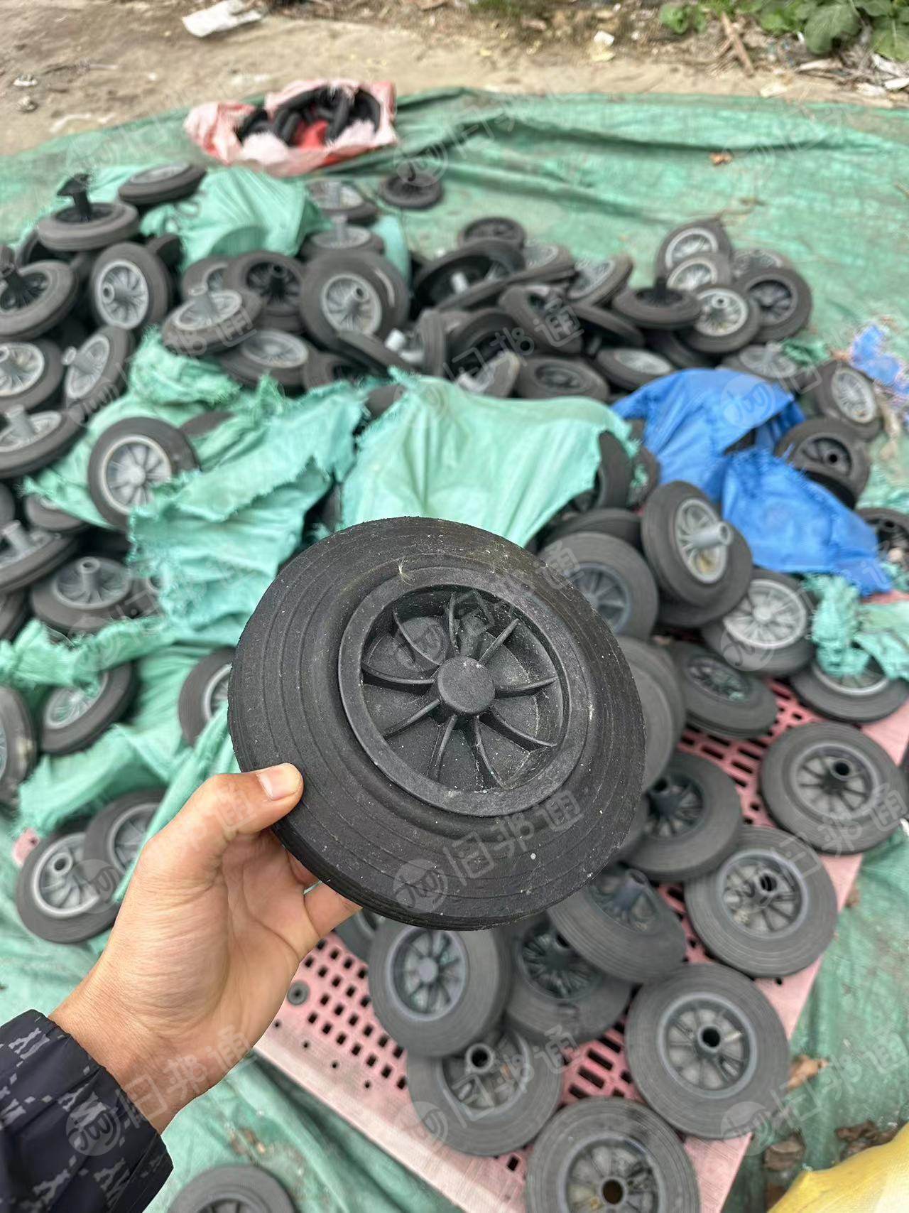 出售橡胶垃圾桶轮子，外圈  内圈一起卖，有十吨