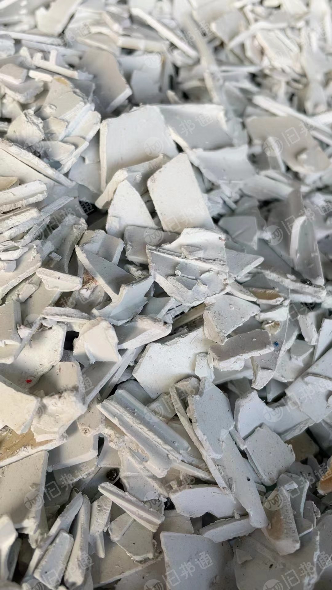 塑钢，大小管破碎料，白钢彩钢的都有，月供几百吨 