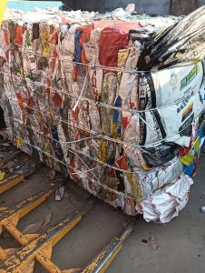 PP废旧编织袋三级料长期出售，现货9.6米一车，月供70吨 