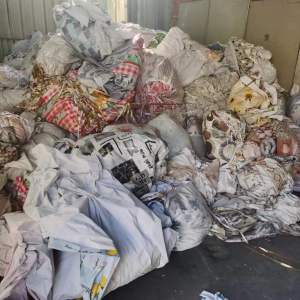 软质PVC废料，桌布有点纱布，也有纯PVC的，现货30多吨出售