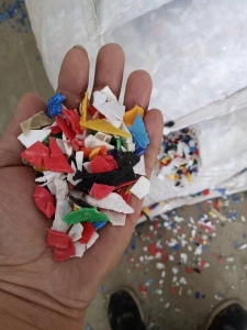 涂料桶破碎料，花桶破碎料，现货出售，可直接上机造粒用