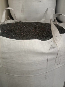 出售黑色水果筐破碎料，过16筛网的，吨包装，现货一挂