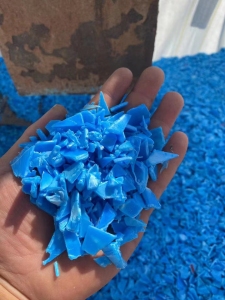 长期大量求购200吨蓝工程破碎料，200吨带字涂料桶破碎料