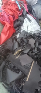 长期出售PVC箱包革边料