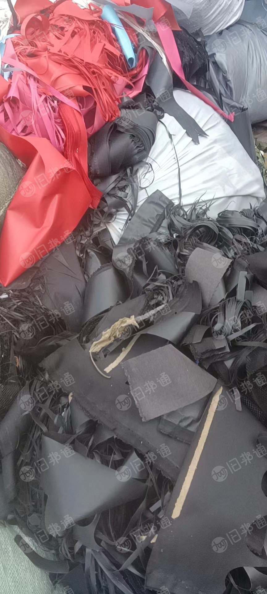长期出售PVC箱包革边料