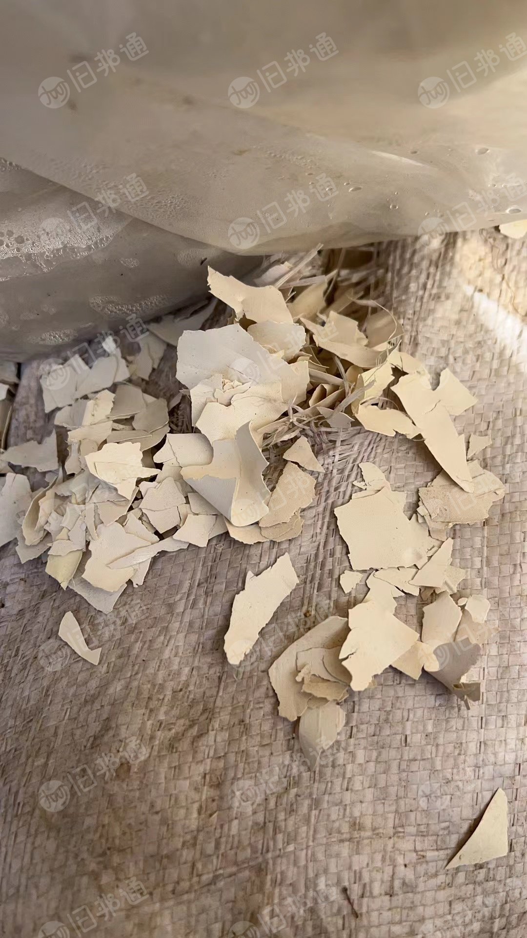出售pvc墙纸吸塑膜破碎料,白色12吨,花色有半挂