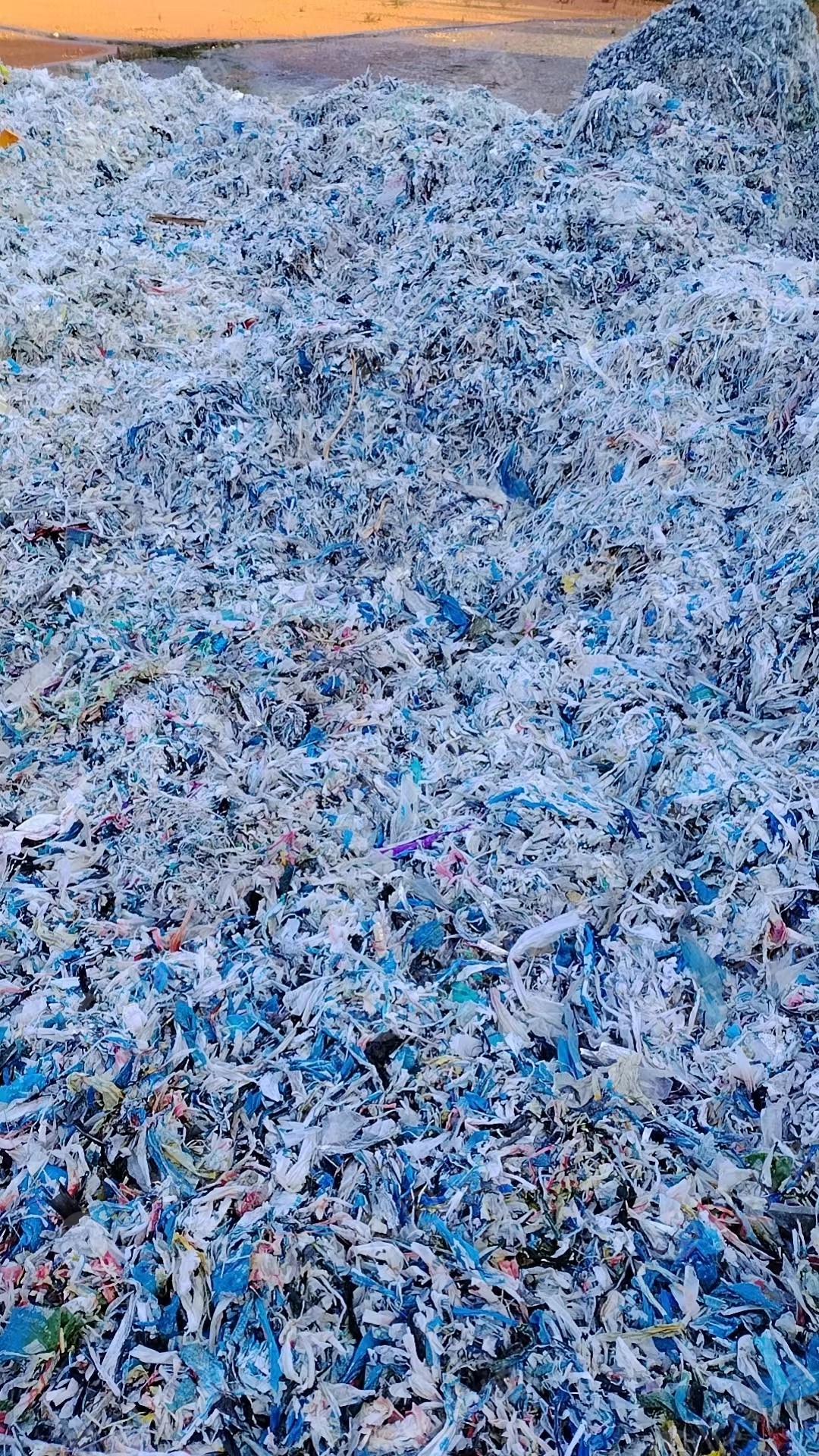 清洗干净的纸厂废料，洗纸浆后的塑料膜，现货几十吨，每个月100吨出售
