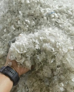 蓝白瓶片，标签瓶盖筛过的；另出售杂瓶片，绿瓶片，可根据客户需求过脱标筛选，长期出售