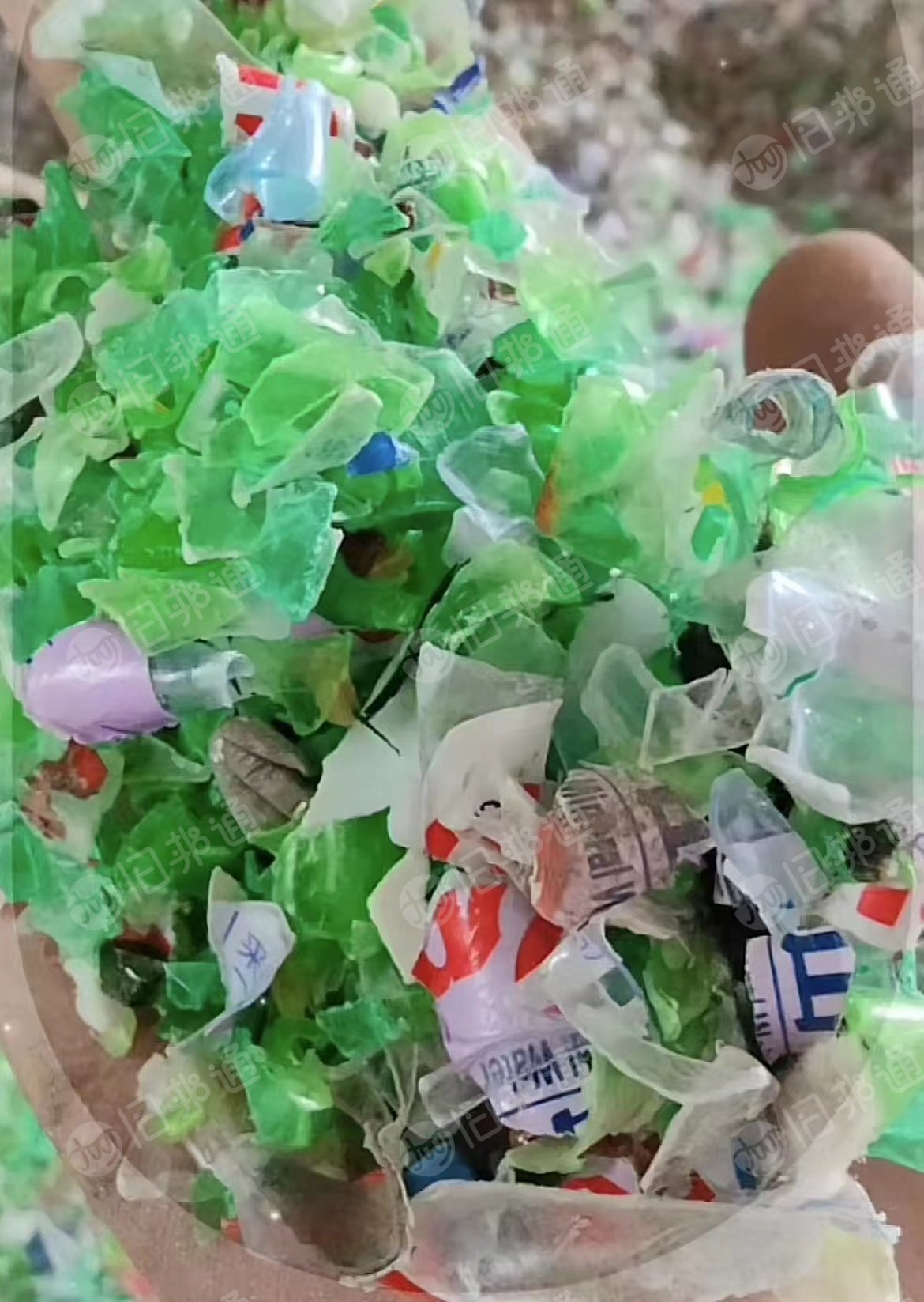 蓝白瓶片，标签瓶盖筛过的；另出售杂瓶片，绿瓶片，可根据客户需求过脱标筛选，长期出售
