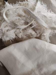 白色涤纶下脚料十吨出售，可造粒