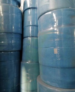 工厂停产，出售花色水刺无纺布有二三十吨，白色有三十多吨，门幅30cm，克重45-70克