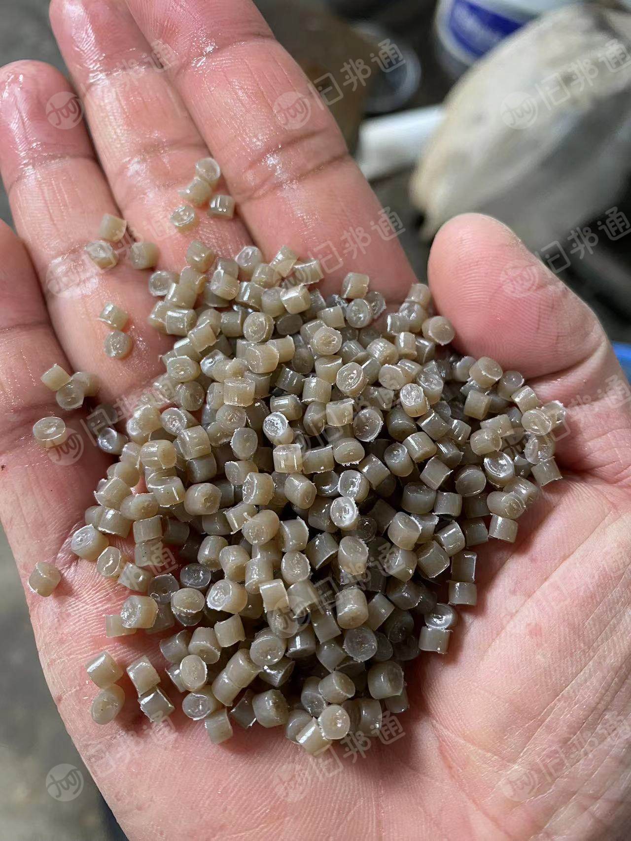 常年出售PE高压颗粒,4层80目。平板膜和缠绕膜混打,现货2挂