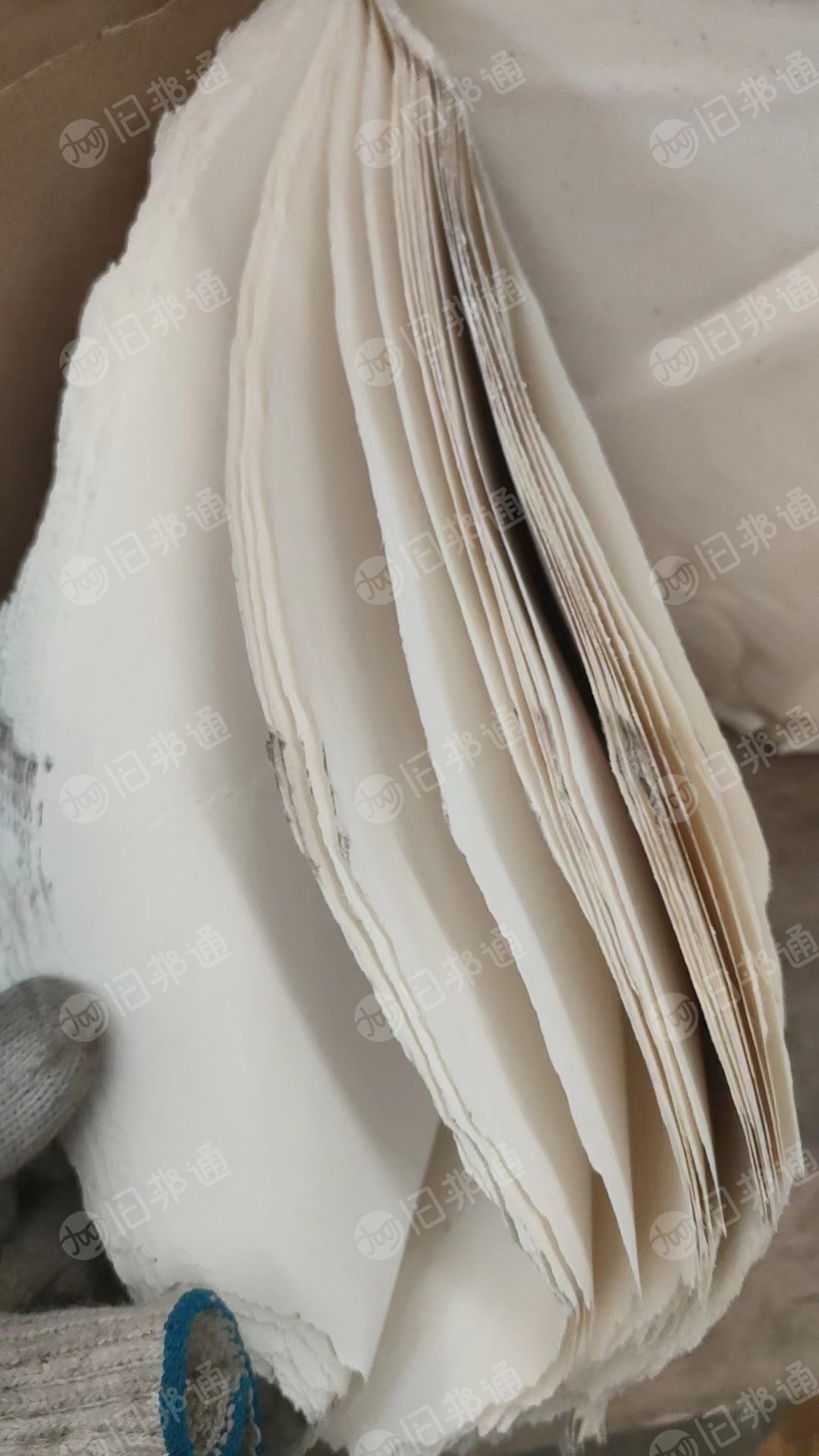 处理一批卷筒书本纸,一卷598公斤,有十几卷