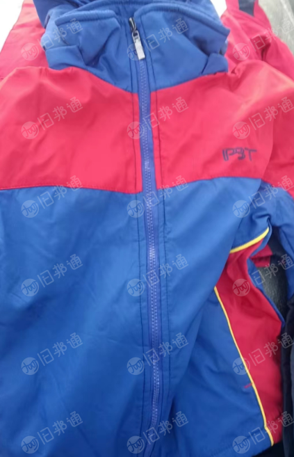 出售库存运动服套装一万多件