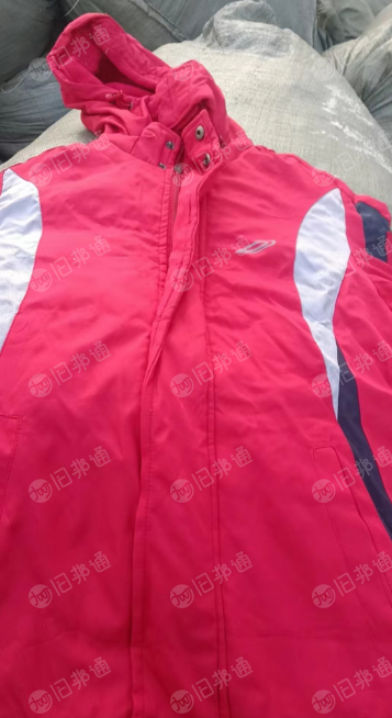出售库存运动服套装一万多件