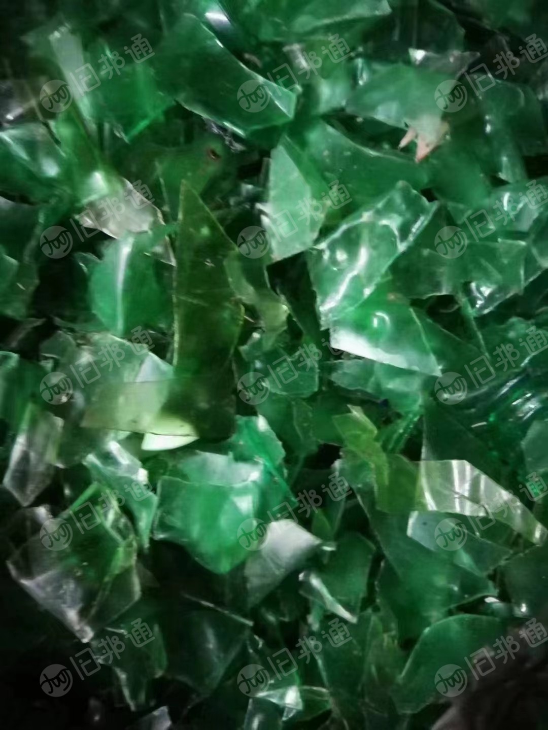 本厂高价回收聚酯纯绿片，杂色片，月需几百吨。做塑钢带用。
