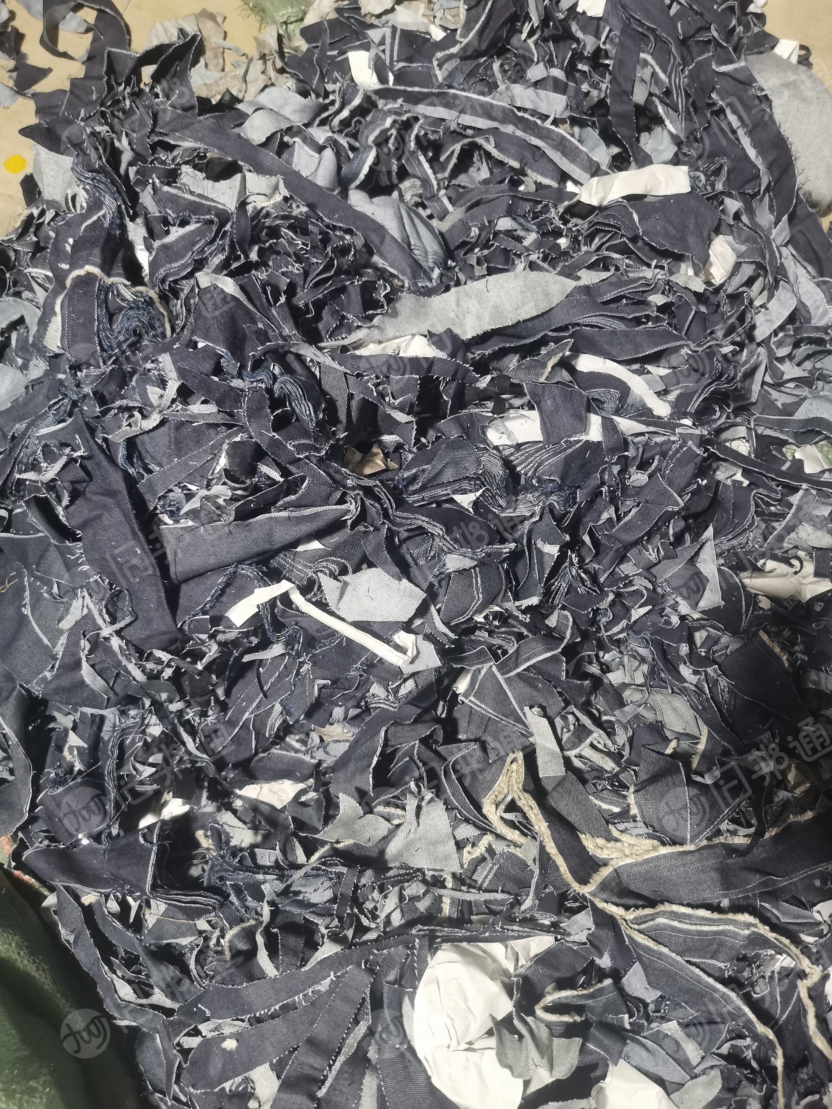 高价回收服装厂牛仔碎布,纺织厂布条,布匹,小卷布,大布,洗水版,匹条