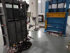 拉毛厂下来的化纤废毛，白色，三色都有，可造粒，大量出售