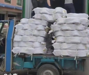 纯涤10支-40支特黑，麻灰，藏青，牛仔蓝，本白，特白等棉纱，出售