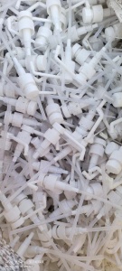 湿巾盖毛料和喷头料，有个八九吨出售