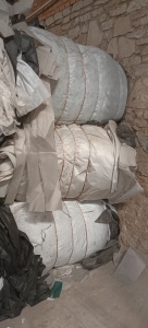 涤纶黑色原料几十吨，都是长丝机全新料无纺布下脚料出售