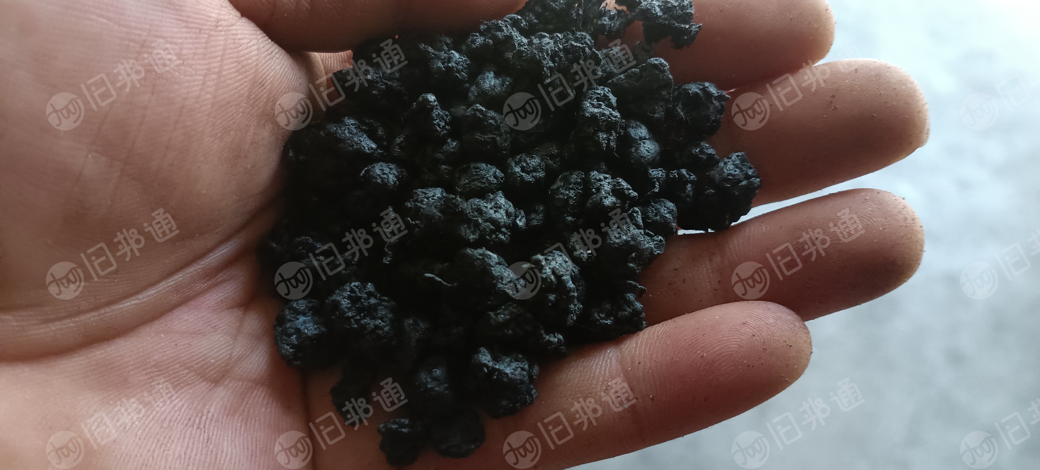 涤纶黑色原料几十吨,都是长丝机全新料无纺布下脚料出售