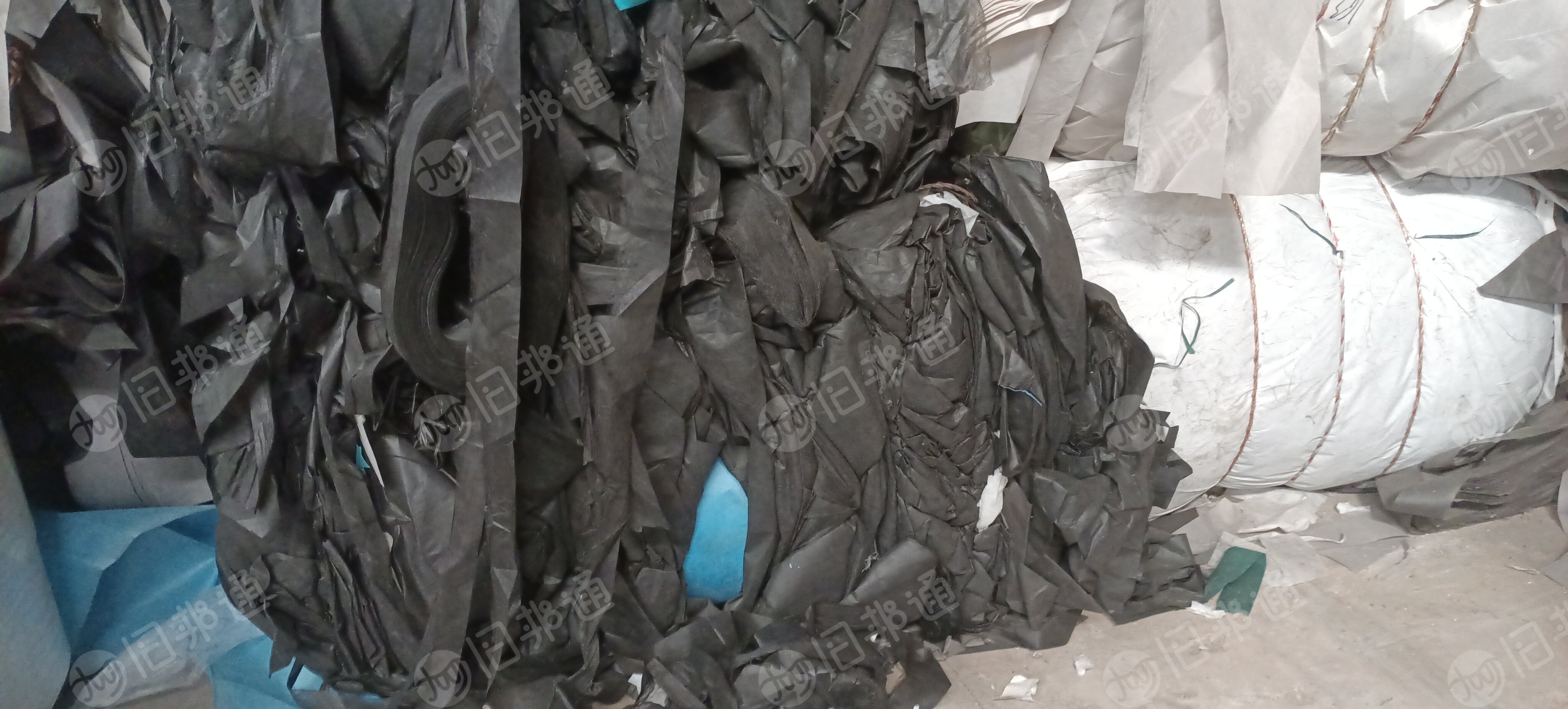 涤纶黑色原料几十吨，都是长丝机全新料无纺布下脚料出售
