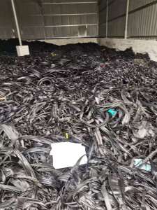 废橡胶出售，湖南军工厂的货，内含部分三元乙丙，现货30吨不到，装车打款