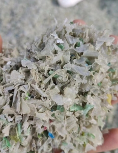 pet瓶片边角料,过冷水洗,干净无杂,可做打包带用,现货1挂车,出售