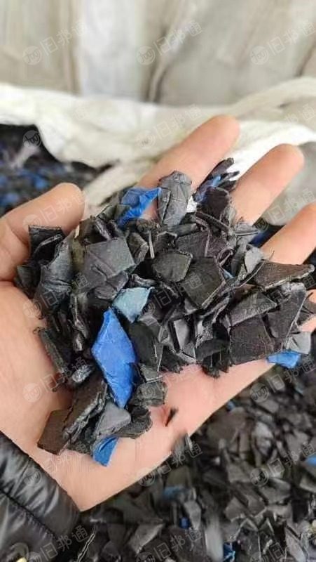 出售黑色pe吹塑桶破碎料,现货十来吨