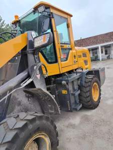 潍柴发动机，自动挡变速箱，加重车桥，卸载五米，举高六米，一抓一铲，全车加重车身车桥，九成新，出售