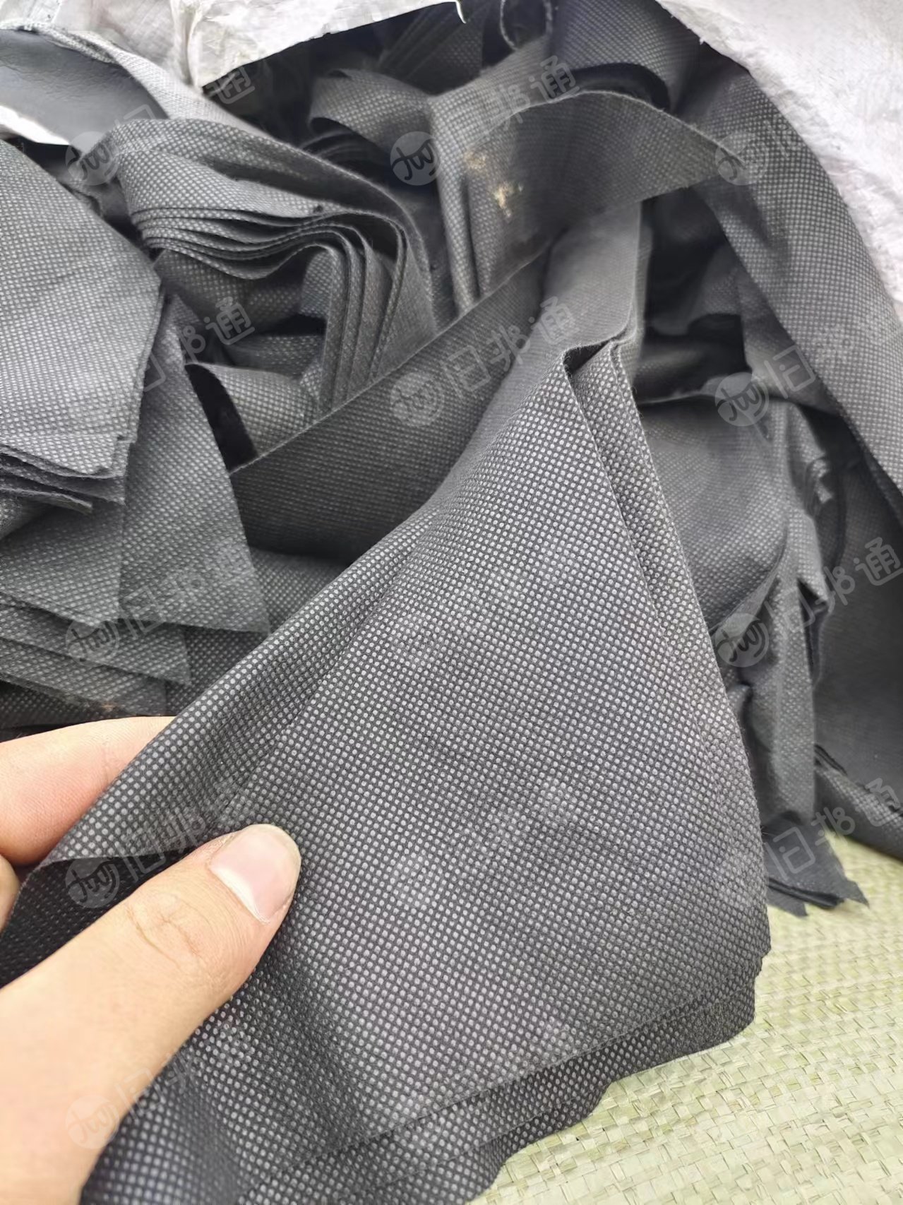出售黑色PP无纺布边角料，含钙，造粒用