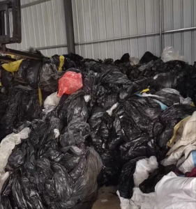 pe高压膜，黑色的，现货十吨左右，干净好下机，长期出售