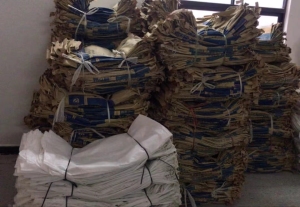 纸塑袋牛皮纸袋2000个，大白编织袋2300个，还有一些废旧小白编织袋，出售