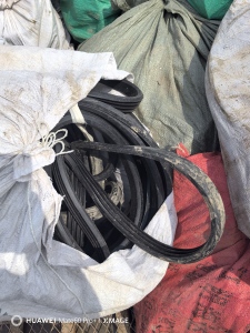 低价处理一批工地没用完的三元乙丙废料，现货4吨。