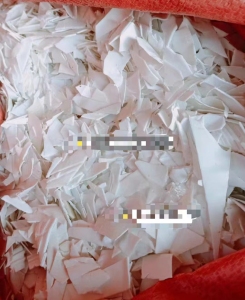 pe破碎料，沐浴露瓶和娃哈哈破碎在一起的，娃哈哈没去头，现货7吨，出售