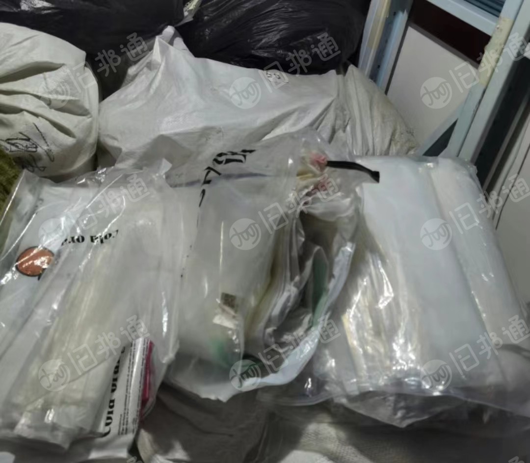 服装包装袋,衣服袋子,有新有旧,都是服装店进货拆下来的,大小都有,现货出售
