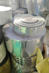 铝膜卷筒料，有一层离型膜，膜有一点粘性，有个十吨，长期出售