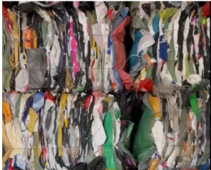 PE服装袋长期大量出售，现货10几吨，月供300吨。