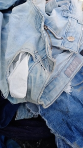 出售废旧牛仔裤6吨左右