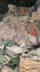 建筑垃圾分拣出来的废料 ，没水，有泥巴要清洗的，有个几百吨出售