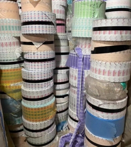 塑料复合卷膜，一层布一层膜可以防水，网格膜用于包装铝合金不锈钢门窗配件，现货7-8吨，出售