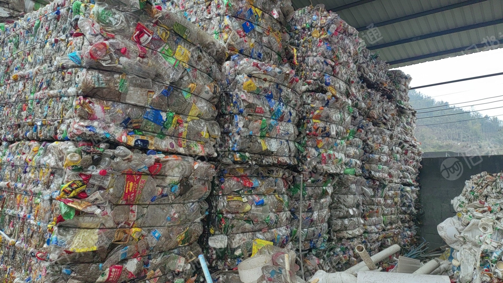 常年出售矿泉水,五色砖,PET瓶砖